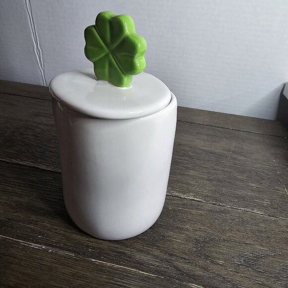 NWT Rae Dunn Artisan Kiss Me St Patrick's Day Mug Four Leaf Clover Topper 2021 - Picture 5 of 10